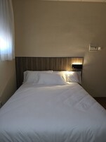 Quarto solteiro | Escrivaninha, Wi-Fi de cortesia