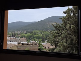 Habitación económica doble, balcón, vistas a la montaña | Escritorio y wifi gratis