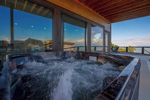 Outdoor spa tub - Wynward Ridge Retreat (Sevierville)