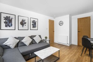 TV, offices - Edinburgh Stay | Near City Centre | FREE Parking (Edinburgh)