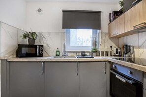 Fridge, microwave, oven, stovetop - Edinburgh Stay | Near City Centre | FREE Parking (Edinburgh)