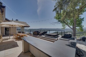 Outdoor dining - Skyview Ranch at Lake Nacimiento, Across from the Marina! (Bradley)