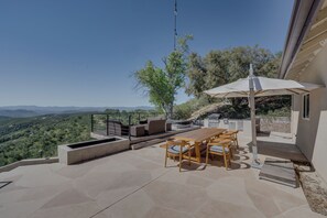 Outdoor dining - Skyview Ranch at Lake Nacimiento, Across from the Marina! (Bradley)