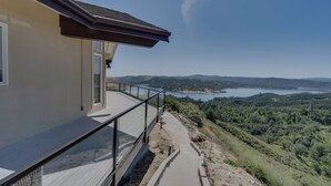 Ein modernes Gebäude mit einem Balkon, der auf eine reizvolle Landschaft blickt.
