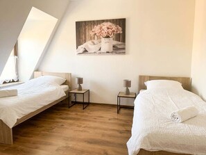 Tabla de planchar con plancha y ropa de cama