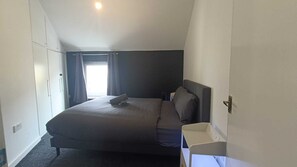 Iron/ironing board, WiFi, bed sheets - Hidden Gem with Hot Tub / Cinema + Secure Parking (Cardiff)