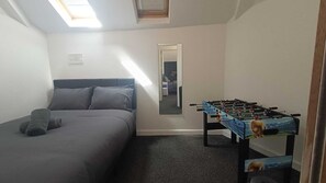 Iron/ironing board, WiFi, bed sheets - Hidden Gem with Hot Tub / Cinema + Secure Parking (Cardiff)
