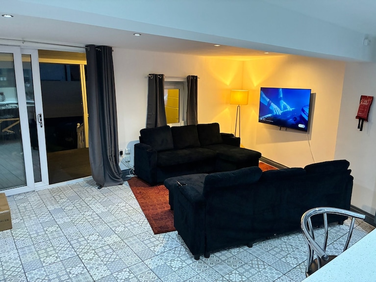 Hidden Gem With Hot Tub / Cinema + Secure Parking - Cardiff