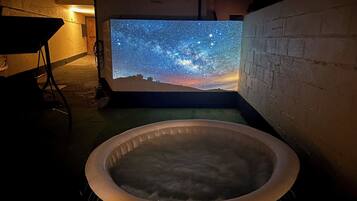 Indoor spa tub