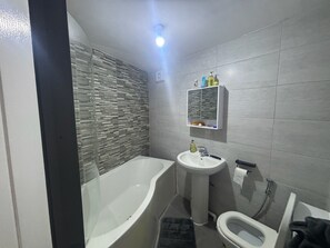 Hair dryer, towels, soap, toilet paper - Hidden Gem with Hot Tub / Cinema + Secure Parking (Cardiff)