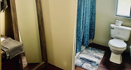 Quiet Pine Retreat off Hwy 155 near Palestine—cozy, scenic, relaxing getaway