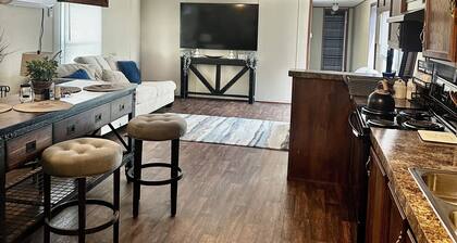 Quiet Pine Retreat off Hwy 155 near Palestine—cozy, scenic, relaxing getaway