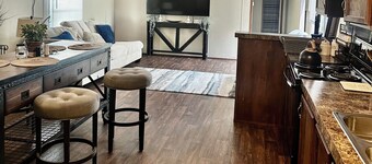 Quiet Pine Retreat off Hwy 155 near Palestine—cozy, scenic, relaxing getaway