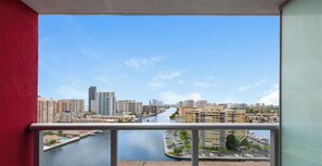Property grounds - Upper Sunset View - 2BR South-Facing Resort Condo (Hallandale Beach)