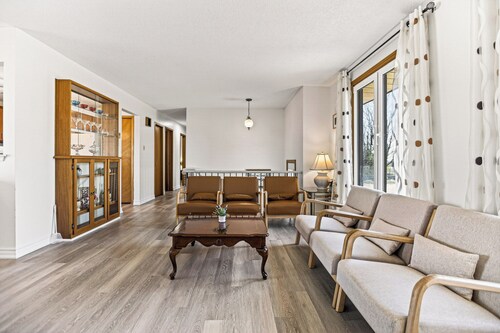 Peaceful 6BR Getaway Near Port Perry | Sleeps 13 | BBQ & Scenic Views
