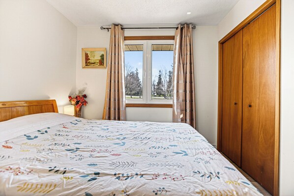 Iron/ironing board, internet, bed sheets