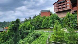 Un hôtel situé sur une colline, composé de plusieurs bâtiments, avec un chemin sinueux et une végétation luxuriante.