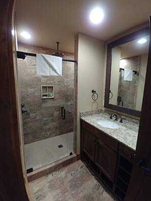 Douche, baignoire à remous, séchoir à cheveux, serviettes fournies