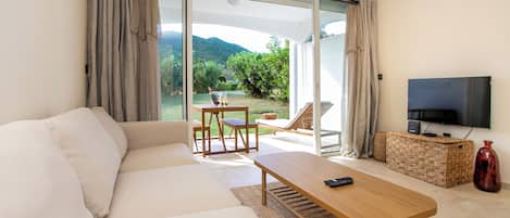Studiosuite – deluxe, hageutsikt | Oppholdsområde