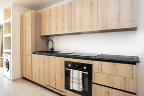 Deluxe Studio Suite, Garden View | Private kitchen