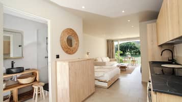 Deluxe Studio Suite, Garden View | In-room safe, blackout drapes, free WiFi