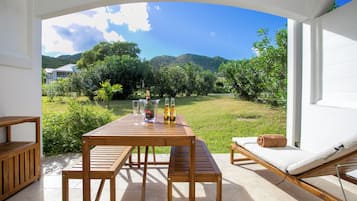 Deluxe Studio Suite, Garden View | Outdoor dining