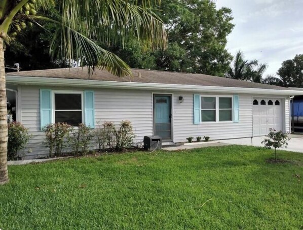 Exterior - LAKEHOUSE, with dock in backyard. Premier Treasure Island area, 3 bedroom w AC. (Okeechobee)
