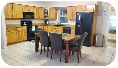 LAKEHOUSE, with dock in backyard. Premier Treasure Island area, 3 bedroom w AC.