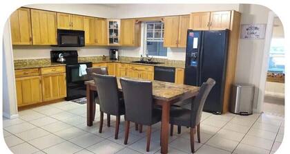 LAKEHOUSE, with dock in backyard. Premier Treasure Island area, 3 bedroom w AC.
