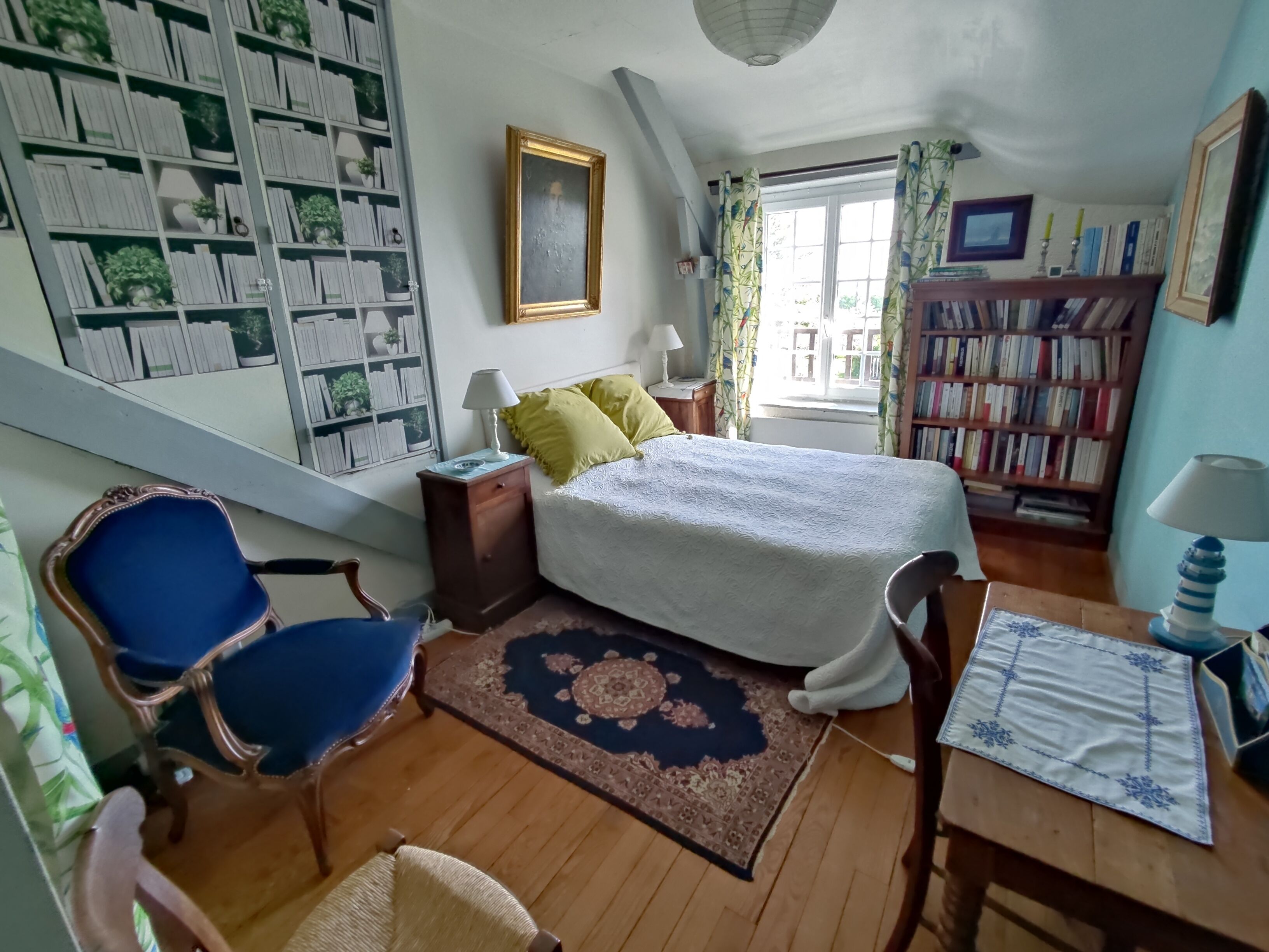 5 bedrooms, iron/ironing board, WiFi, bed sheets