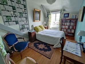 5 habitaciones, tabla de planchar con plancha, wifi y ropa de cama 