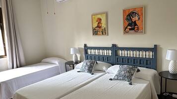 5 Schlafzimmer, Schreibtisch, Bügeleisen/Bügelbrett, Reisekinderbett