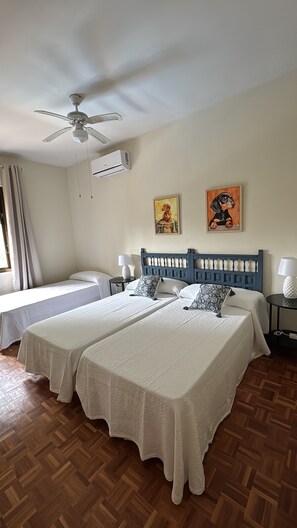 5 habitaciones, escritorio y tabla de planchar con plancha 