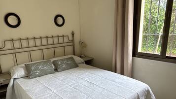 5 bedrooms, desk, iron/ironing board, travel cot