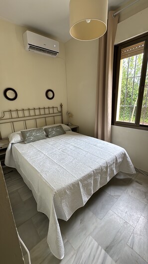 5 Schlafzimmer, Schreibtisch, Bügeleisen/Bügelbrett, Reisekinderbett