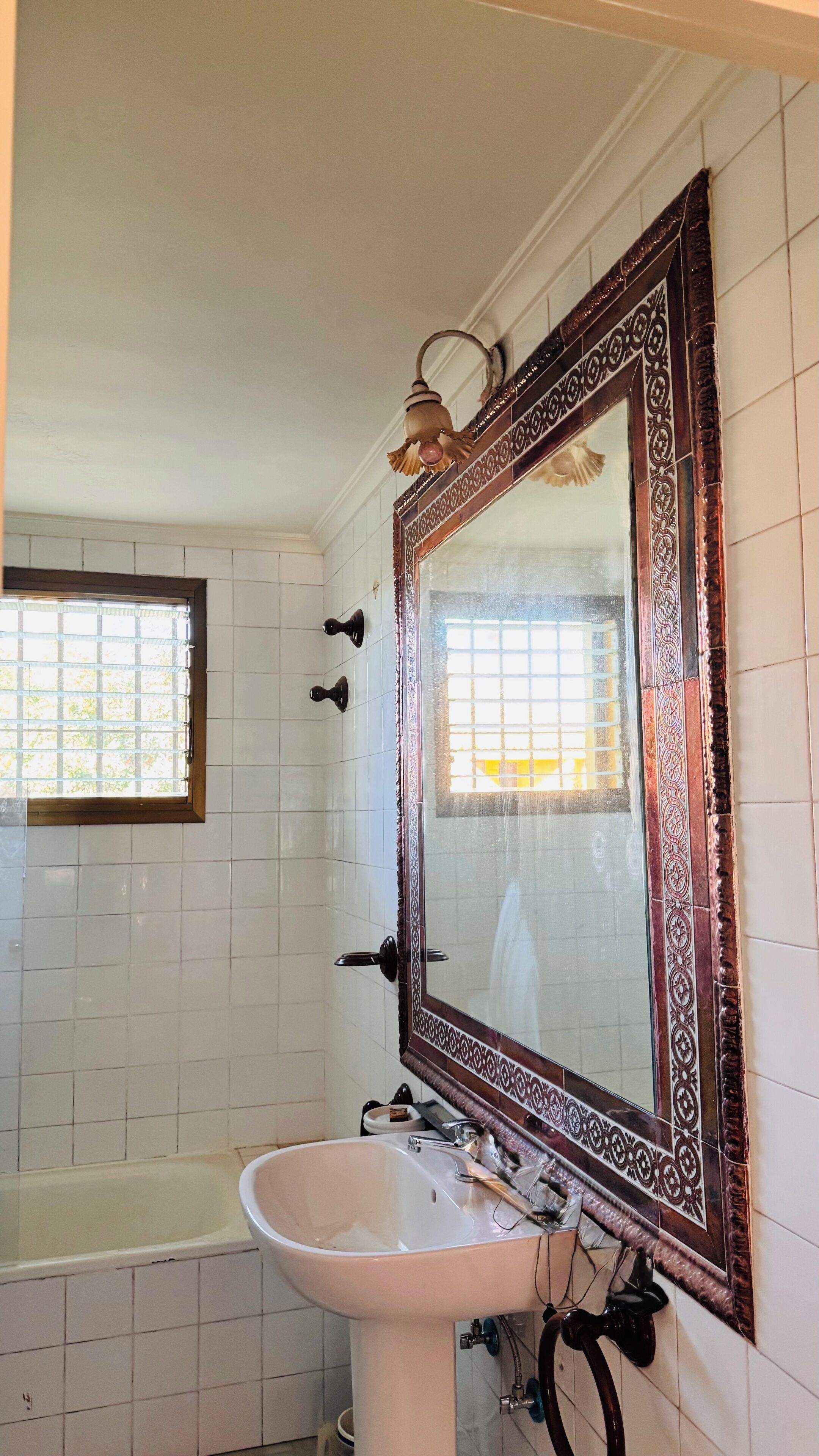 Douche, sèche-cheveux, bidet, serviettes fournies