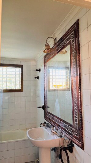Chuveiro, secador de cabelo, bidê, toalhas de banho