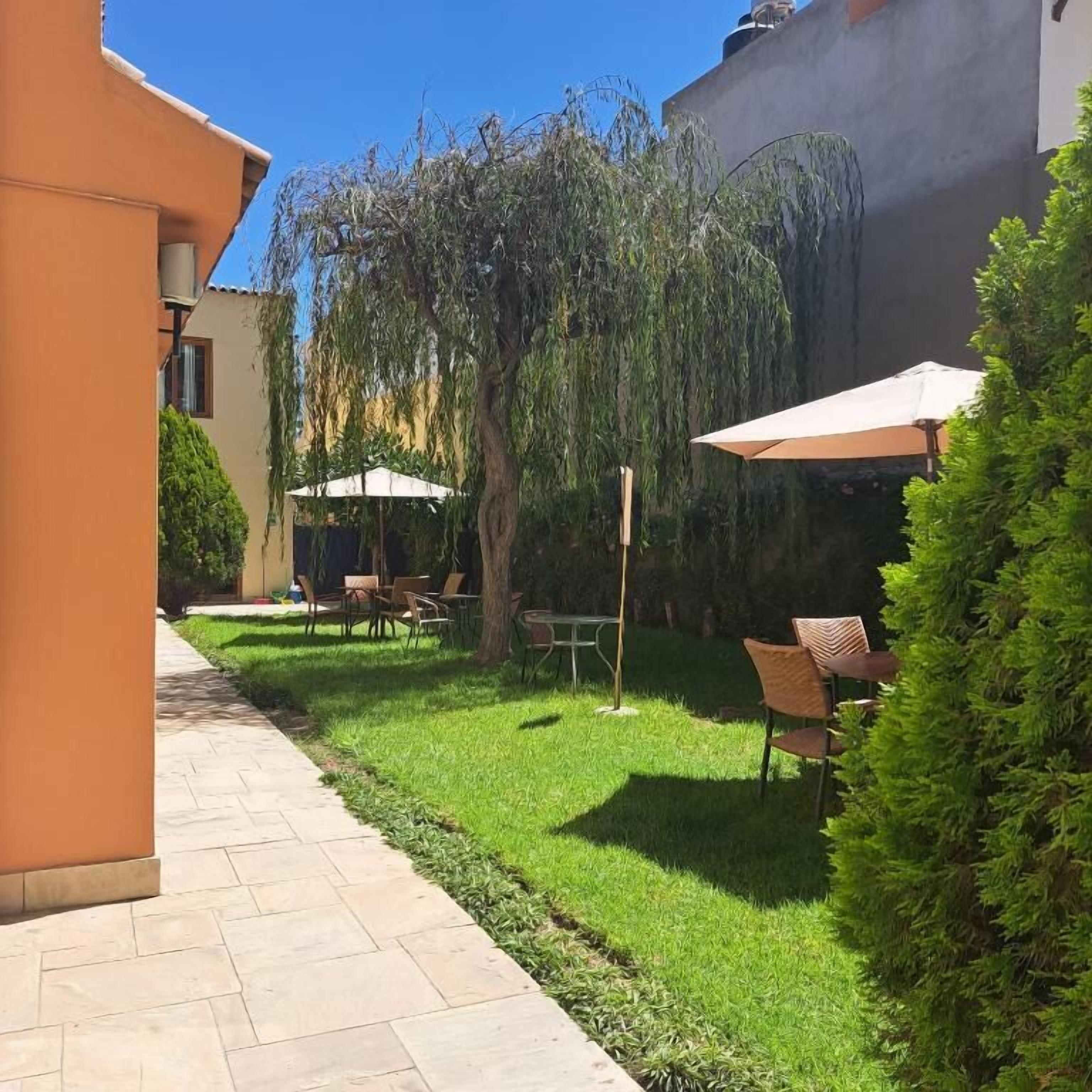 Habitación triple, patio, vista al patio | Restaurante al aire libre