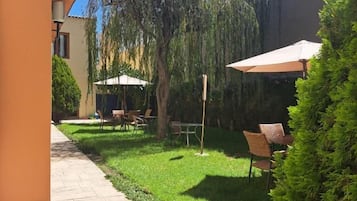 Habitación triple, patio, vista al patio | Restaurante al aire libre
