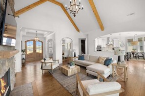 TV, fireplace - Kiser Island w/Optional Boat Rental & Game Room (Terrell)
