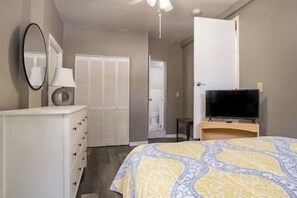 Tabla de planchar con plancha, wifi y ropa de cama 