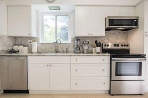 Fridge, microwave, oven, stovetop - Breezeswept Spacious 3 bed, 3 bath, Miami (North Miami)