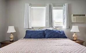 Iron/ironing board, WiFi, bed sheets - Breezeswept Spacious 3 bed, 3 bath, Miami (North Miami)