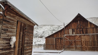 Triple L Ranch. Working Cattle Ranch. Dog Friendly. 10 minutes to Snake River.