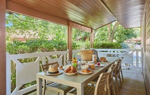 Outdoor dining - Residence Odalys Shangri La (Carnoux-en-Provence)