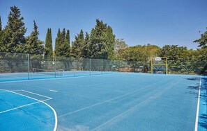 An outdoor basketball court with a net, surrounded by a fence and trees. - Residence Odalys Shangri La (Carnoux-en-Provence)