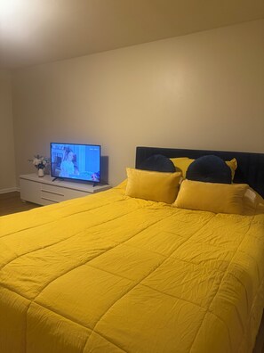 Room - Stylish 2-BR condo with Patio  overlooking the park for relaxing stays (Irvington)