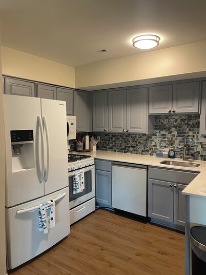 Stylish Condo W/Balcony. Close to Airport & Rutgers Newark!