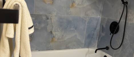 Haartrockner, Handtücher, Seife, Toilettenpapier