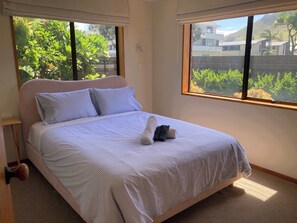 Iron/ironing board, WiFi, bed sheets - Retro Charm in the Mount (Mount Maunganui)